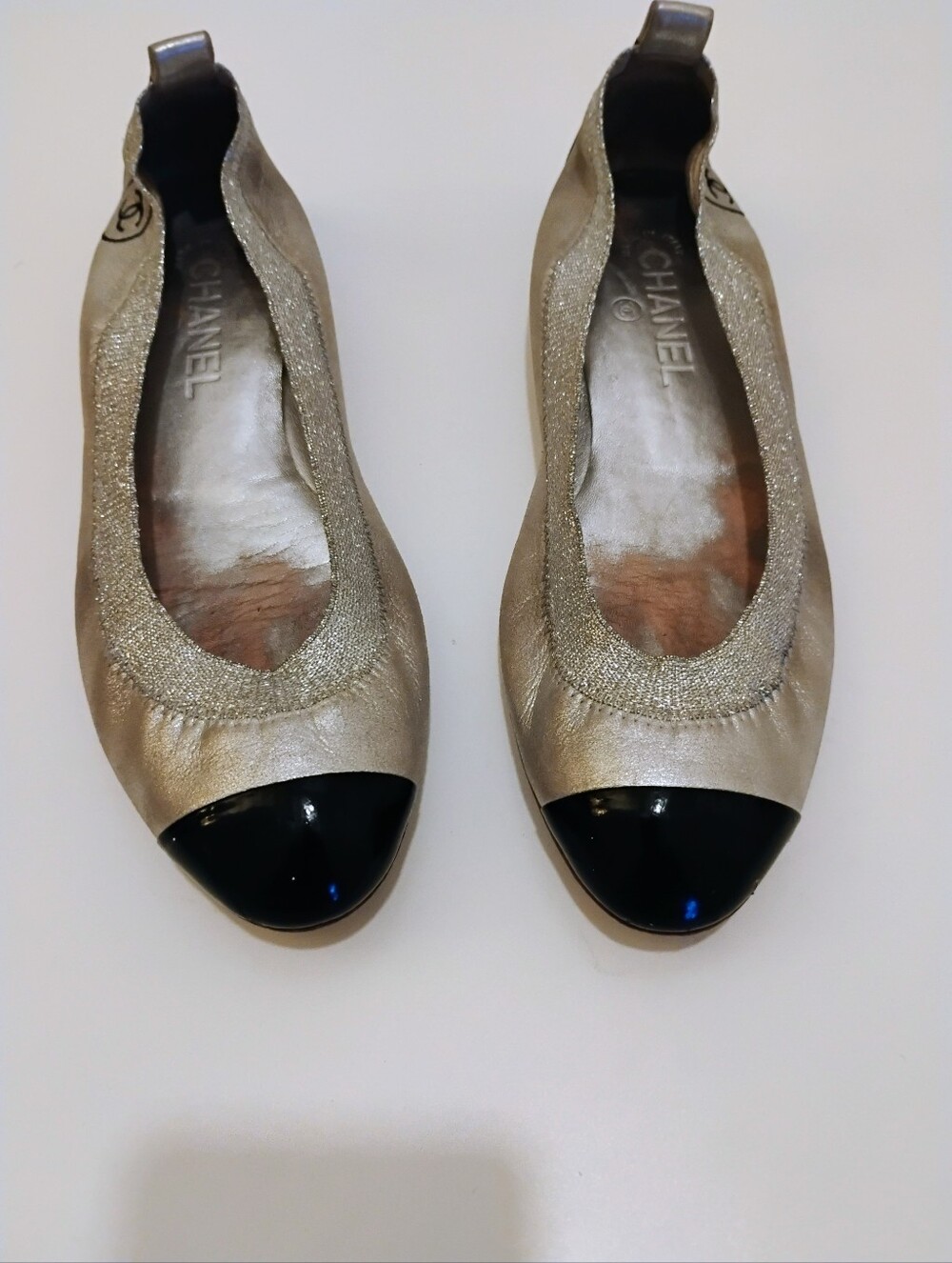 CHANEL Silver Metallic and Black Leather Ballet Flats With CC Logo Size 39 - Picture 2 of 8